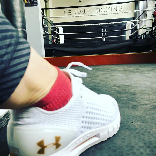 lissimoneblog's tweet image. Great boxing training @lehallboxing today! 
My head was so red like a tomato (see @lilloux insta for proof) that I only took a picture of my new sport kicks from @underarmourfr 👊👌 #Hovr #hovrsonic #gettingbackinthegame #bdaypressyfrommylove #mombackinshape #tryingtobeamilf #…