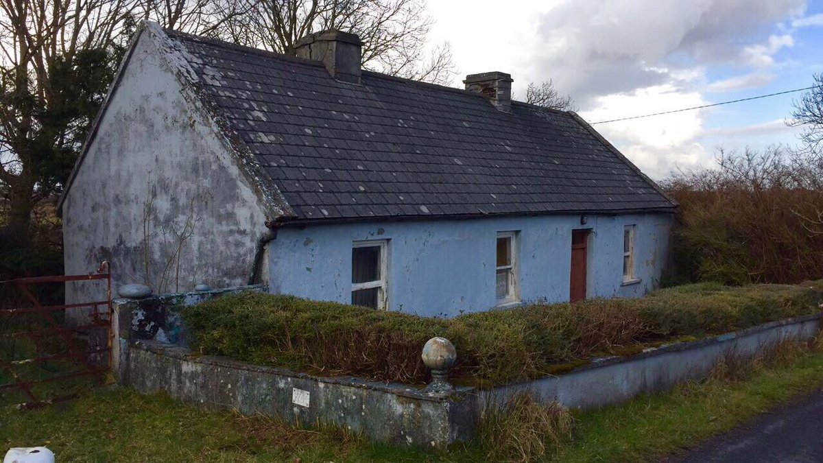 FearStairLmk's tweet image. A beautiful old #cottage close to where I grew up in #westclare #vernaculararchitecture #ironwork #historic #countyclare #WildAtlanticWay. Mr Griffin, a very friendly man lived here until a ripe old age.