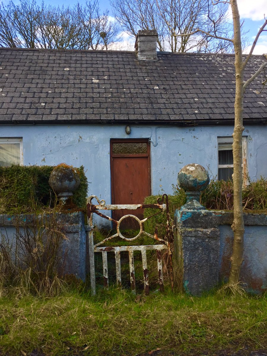 FearStairLmk's tweet image. A beautiful old #cottage close to where I grew up in #westclare #vernaculararchitecture #ironwork #historic #countyclare #WildAtlanticWay. Mr Griffin, a very friendly man lived here until a ripe old age.