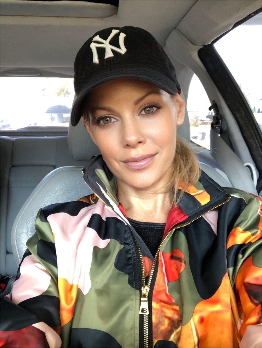 TheLisaVarga's tweet photo. Happy Sunday everyone! It feels like spring is in the air which makes me think of fashion...and baseball. You guys know I love my #Yankees and I love my camouflage jacket from #Artistix @ArtistixFashion ♥️🖤💚🧡💛 More pics coming soon! #SundayVibes https://t.co/qeqjX9sPnQ