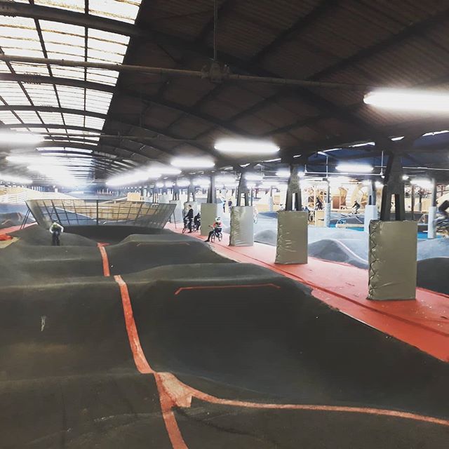 SJdC_Vtt's tweet photo. Journée d'entraînement au @stride.indoor.bike.park ! Idéal pour préparer la saison qui approche ! #vtt #mtb #indoor #pumptrack #bikepark #fun #trainining https://t.co/BXsKDKL4VX https://t.co/ewwhEcKTuW