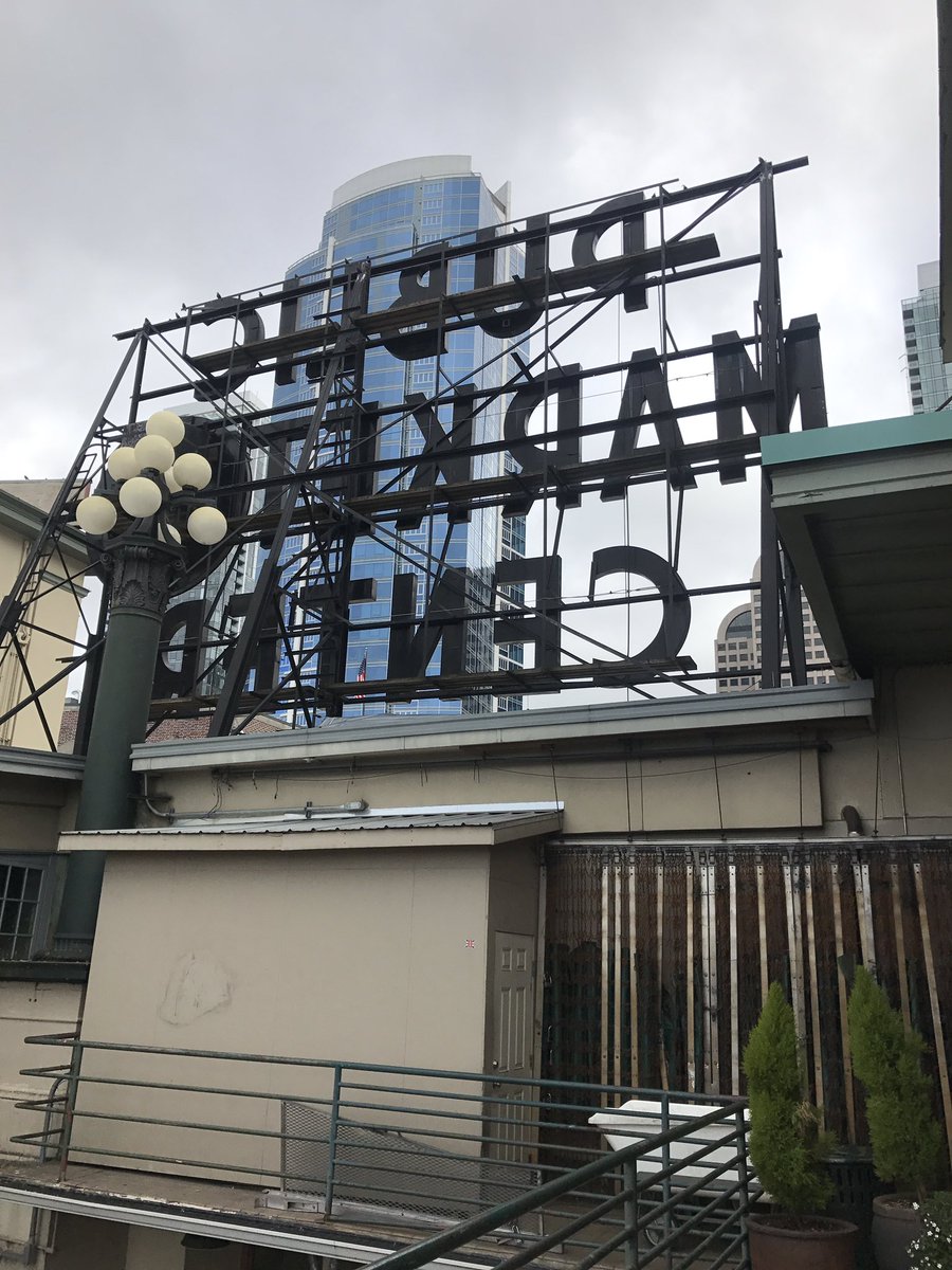 varallopr's tweet photo. We had minimal free time during our Leadership Study Mission trip in #Seattle. But I took a quick visit to the famous 'fish throwing' at Pike Place Market. Alas, no #fishthrowing was occurring at that moment. So back to the panels. #LSM2018 #Nashville @nashchamber https://t.co/1zOZnYWveQ