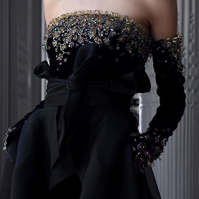 BrideMinded's tweet photo. #ralphandrusso2018 #couture #hautecouture #detailedfabric #exquisitebeading @ralphandrusso https://t.co/RQ9GlcQxJT https://t.co/622YCPuHfl