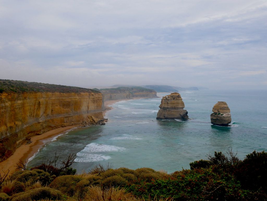 how_travel_'s tweet photo. Ending this #roadtrip on the #GreatOceanRoad 🇦🇺 at the #12Apostles !!! Well worth the long drive. Only 8 left now, get there before they are all gone 😎  ✌🏼  ➡️ https://t.co/AIOuVSbJVd #howtravel #melbourne #travelbucketlist #twelveapostles #travelblog #globetrotter https://t.co/hUGEb4KaaZ