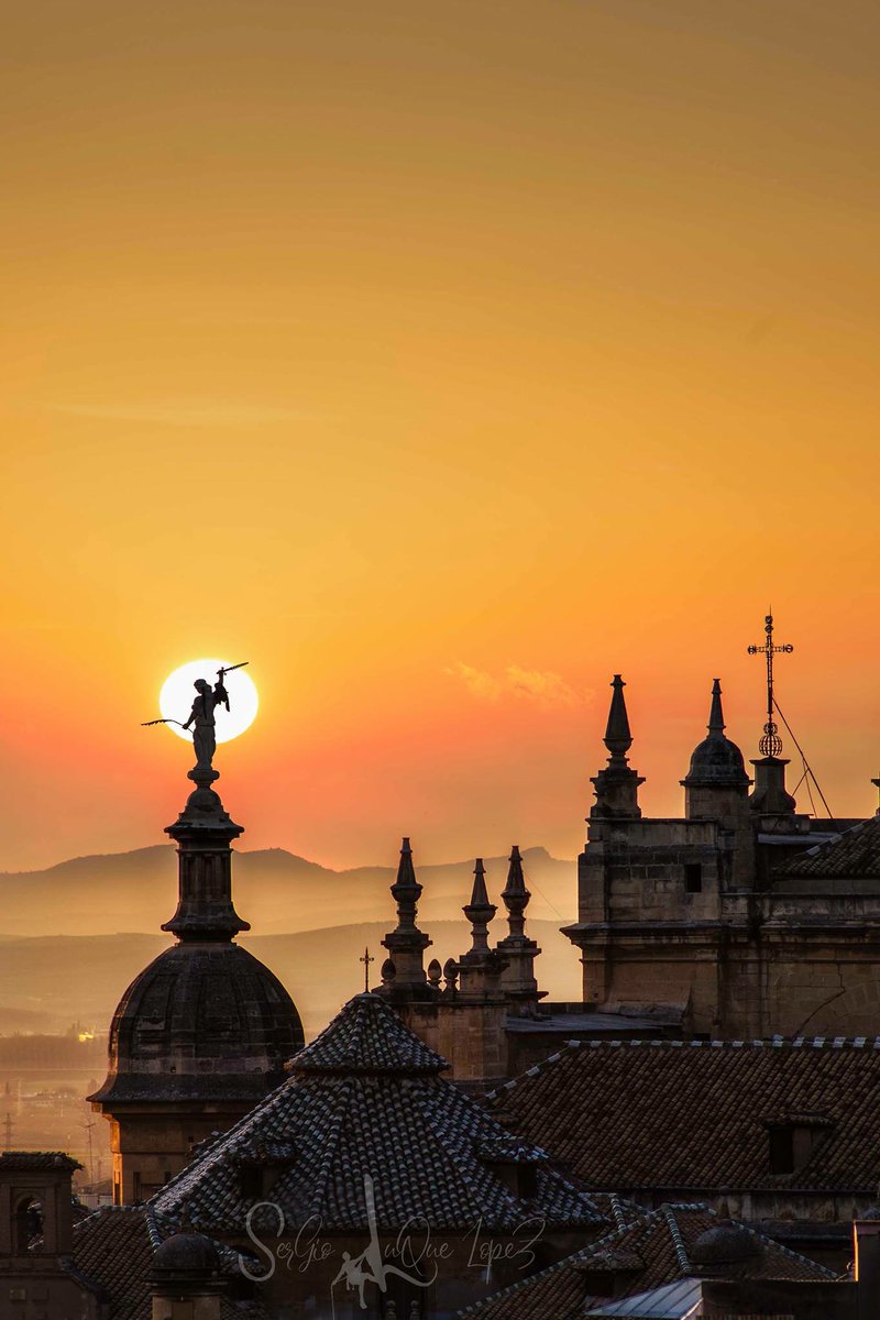 Policia_Granada's tweet photo. Despedimos la jornada de hoy domingo con esta espectacular imagen de la Catedral de #Granada y titulada “Uriel. El árcangel vengador de Granada” hecha por Sergio Luque López que cada vez nos sorprende más y mejor. https://t.co/oqMo4y0svt