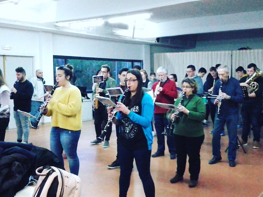 Al final el tiempo nos ha dado una tregua y hemos podido ensayar desfilando (y otro ratito dentro, que el frío no perdona ☃️)