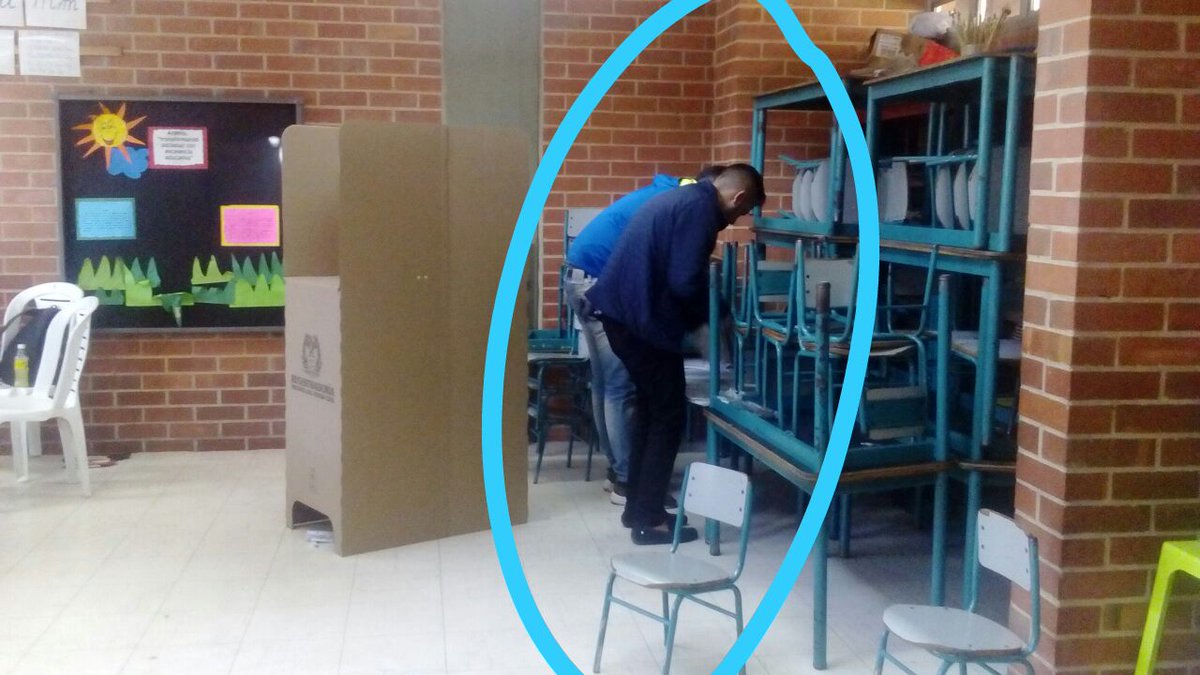 IntPressAgency's tweet photo. Comienzan los conteos en los puestos de votacion!!! pero nos causa curiosidad, estos jurados que haran aparte con tarjetones y esferos de la mesa de votacion? esos votos si estaran en el E-11 puesto argelia/bosa  @Registraduria @CNE_COLOMBIA  @moecolombia https://t.co/5u0Z78JPFQ