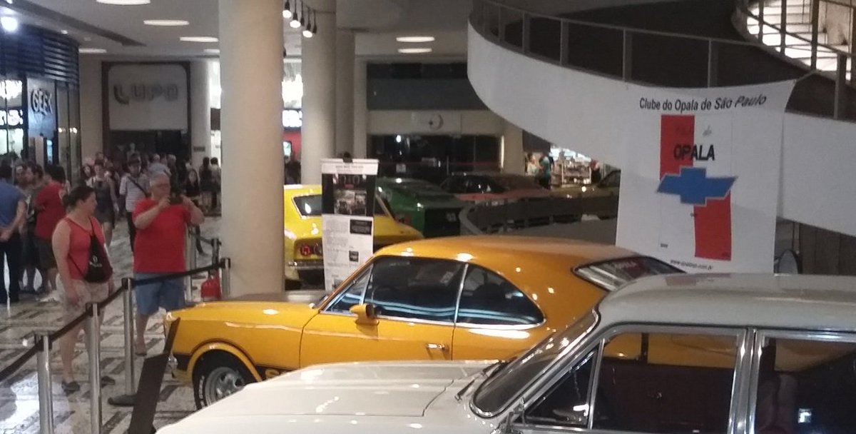 DuCardim's tweet photo. A @stock_car ignorar o evento @velocultsp no Conjunto Nacional, exposição de #Opalas que retratam o início da #stockcar é o fim da picada. 1.250.000 pessoas circulam/mês no Espaço. PONTO. https://t.co/LB2u7hpp9P