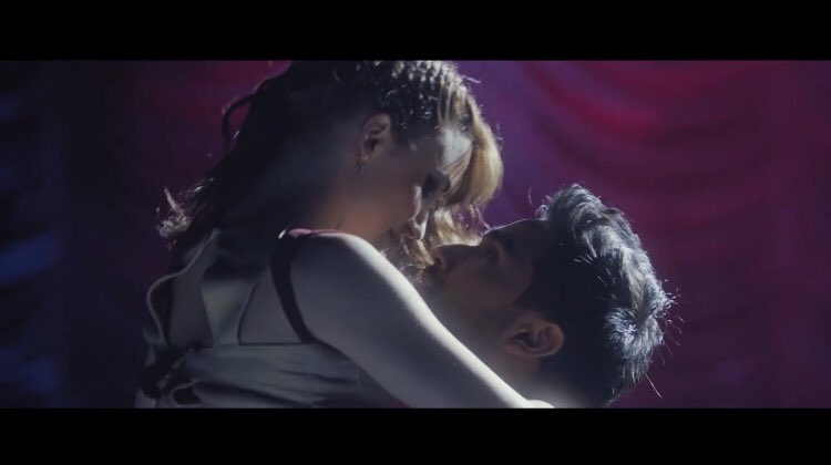 HeartbeatsFilm's tweet photo. #MovieMoment of the Day! Is this attraction part of a dance routine or is it real? 💘 Watch on  HEARTBEATS! #NowPlaying in theaters in N. America (@iTunes: Mar 20), on Blu-Ray/iTunes internationally &amp; on select flights! #Lovebirds #Heartbeats #Dance #HeartbeatsMovie #SundayVibes https://t.co/HD2hJrwZbk