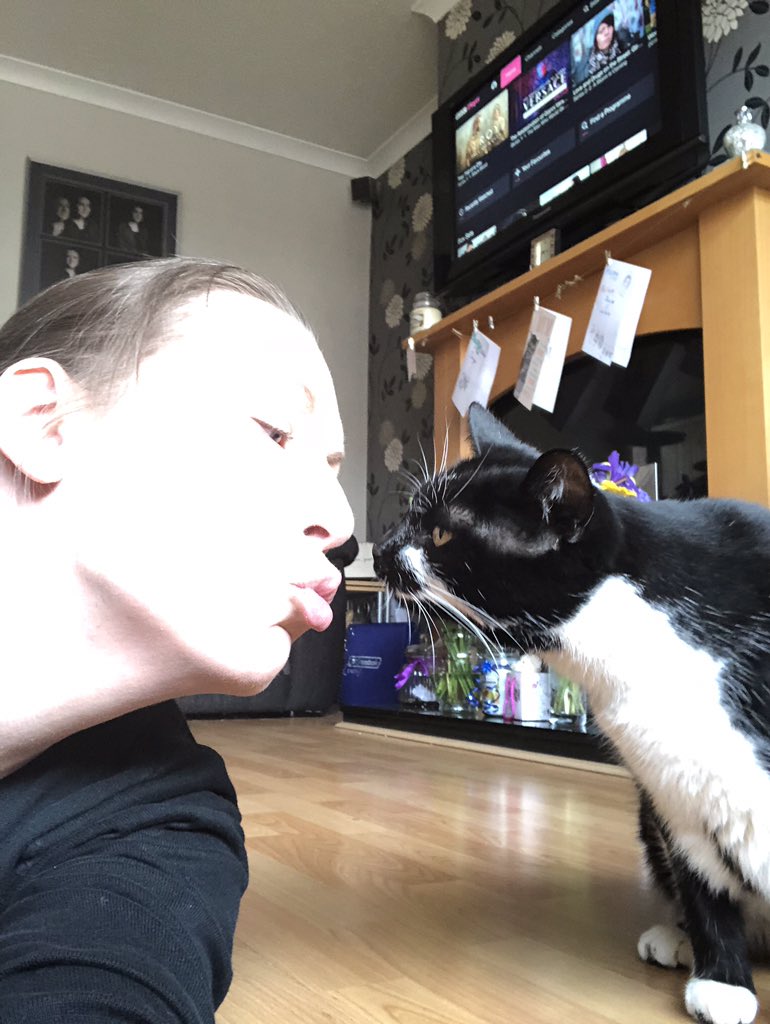 Jen79Jenna's tweet photo. @YourCatmagazine @PurrfectGiftBox Belle giving kitty kisses https://t.co/qB2vseobLN
