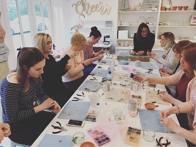 We were joined by Lucy from <a href="/creative_magpie/">Creative Magpie</a> yesterday with her sold out workshop learning how to create hair vines 😍 everyone left with the most beautiful pieces!
.
#hairvine #weddinghair #hairvineworkshop #diybride #workshop #cheltenham #cirenceste… ift.tt/2tCkCGE