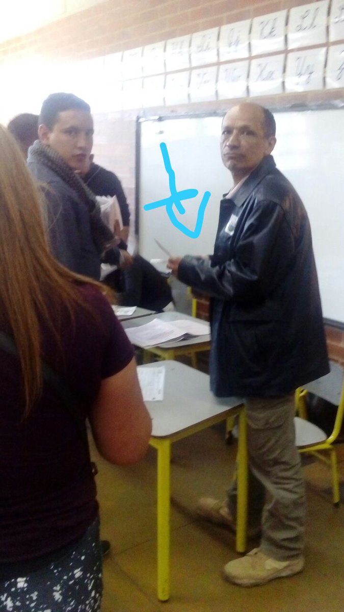 IntPressAgency's tweet photo. continuan #denuncioirregularidades desde el colegio argelia-bosa en las mesas mesa 56 hasta la 58; señor no suelta de la mano estos dos tarjetones se los había ingresado a la chaqueta @Registraduria  @moecolombia @CNE_COLOMBIA @PGN_COL https://t.co/d0hIHknf7b
