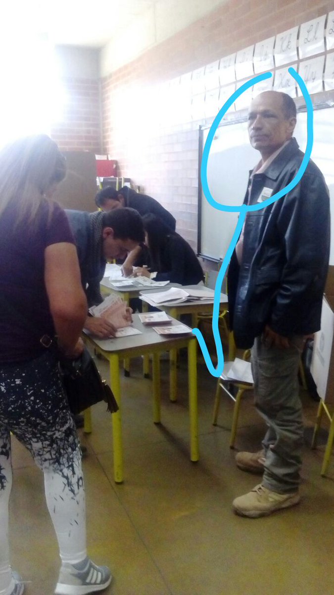IntPressAgency's tweet photo. continuan #denuncioirregularidades desde el colegio argelia-bosa en las mesas mesa 56 hasta la 58; señor no suelta de la mano estos dos tarjetones se los había ingresado a la chaqueta @Registraduria  @moecolombia @CNE_COLOMBIA @PGN_COL https://t.co/d0hIHknf7b