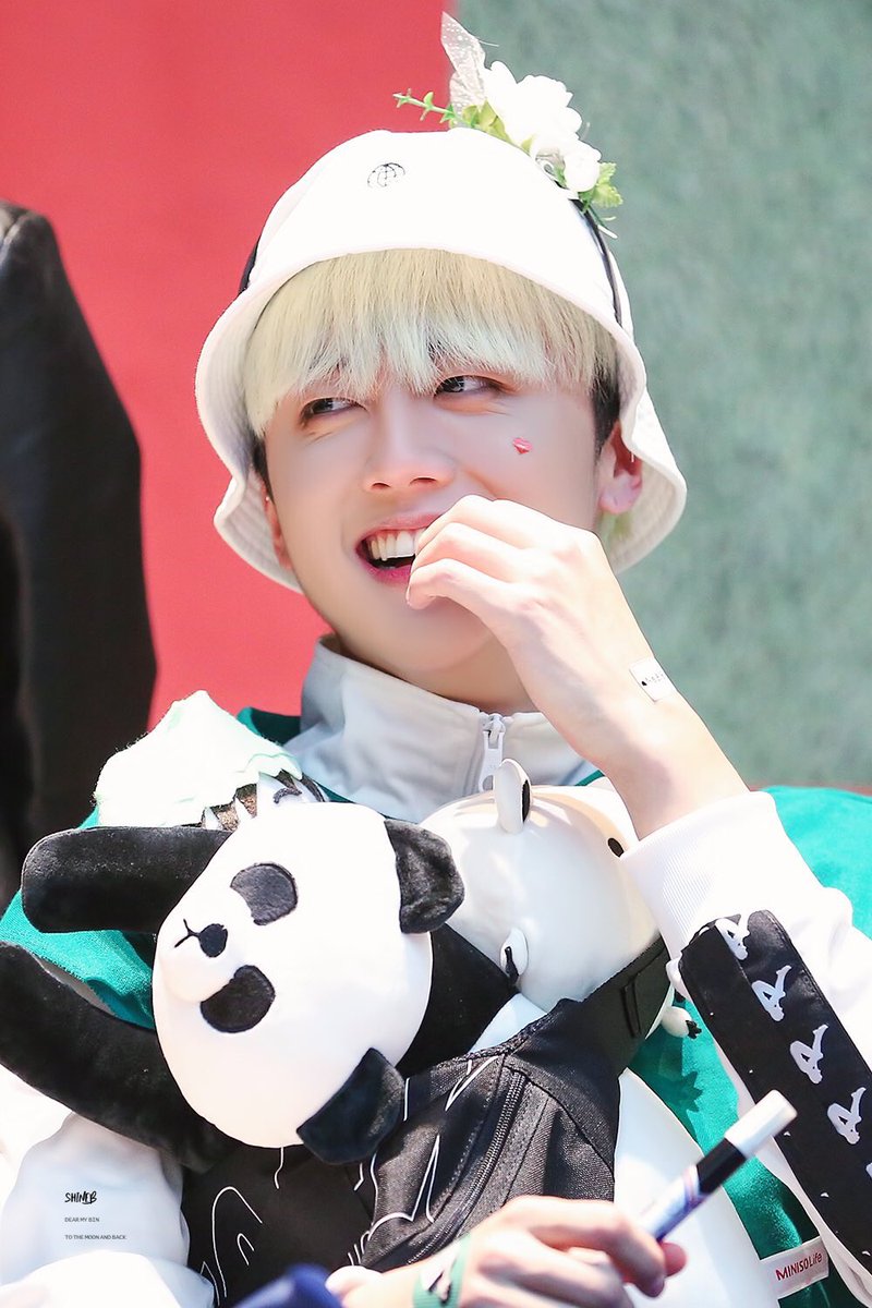 picsyoungbin's tweet photo. HIS EYE SMILES IM CRYING https://t.co/tTY464dh1n