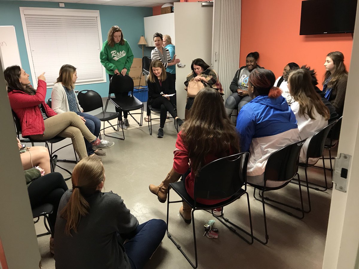 lawrencepowers's tweet photo. Tonight, the @CBSFUNC students spent time with the 11th and 12th grade girls of @oakmontyouth sharing ahout college life and answering their questions! #SpringBreak https://t.co/TRMw9JADpK
