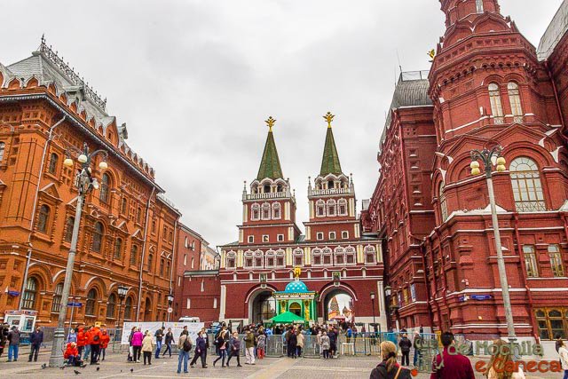 [POST NOVO] A Praça Vermelha é um dos mais emblemáticos símbolos da #Rússia! Não tem quem não se lembre dos imponentes desfiles militares realizados em #Moscou. Saiba tudo o que ver na praça neste post completo. LINK: demochilaecaneca.com.br/conheca-a-prac… #DMECnaRUSSIA