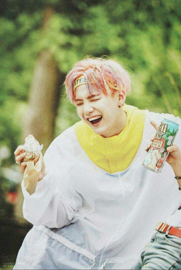 sweembergalaxy's tweet photo. Yoongi: Надеюсь, вы тоже можете быть такими. Оставайтесь наивными, но много мечтайте.
#BTSARMY #BESTFANARMY #iHeartAwards @BTS_twt
#ThankYouKDiamonds ♥️
#SWAG_BTS https://t.co/Fb4PQ0RtDM