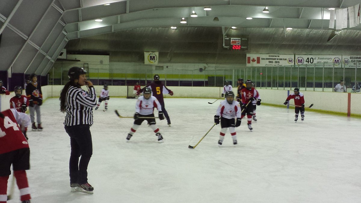 kathpollock's tweet photo. #flyingsquirrels vs #reddragons with Ref @Andrea14TPS today! @PAHLParkdale @CTJumpstart @COPSandKIDSca https://t.co/V32Xx6eSvz