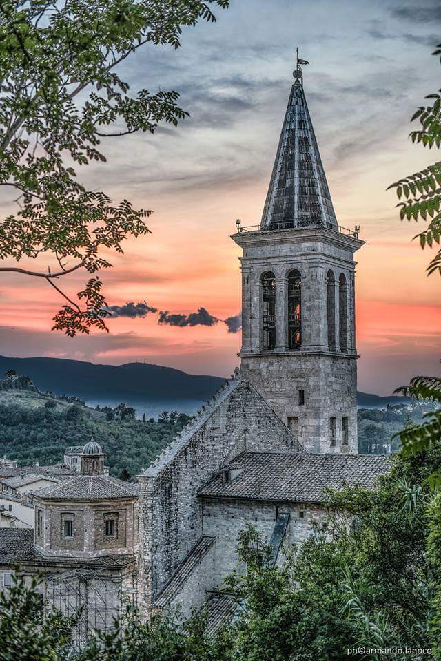 loveumbria's tweet photo. Good night gift for all #UmbriaLovers out there 🌙
#Spoleto Cathedral at #sunset
Photo credits A.Lanoce
My #hometown #MyUmbria 💚 https://t.co/qFyDaZZ8Z5