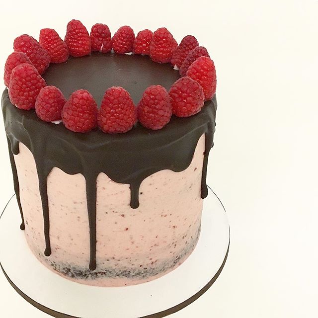HalfBakedCo's tweet photo. How #yummy does our #vegan #chocolateraspberrycake look🤤 #halfbaked #vegancake #halfbakedco #burbankbakery #instacake #cakestagram https://t.co/iGDkgDb2ob https://t.co/kCXvanMX7b