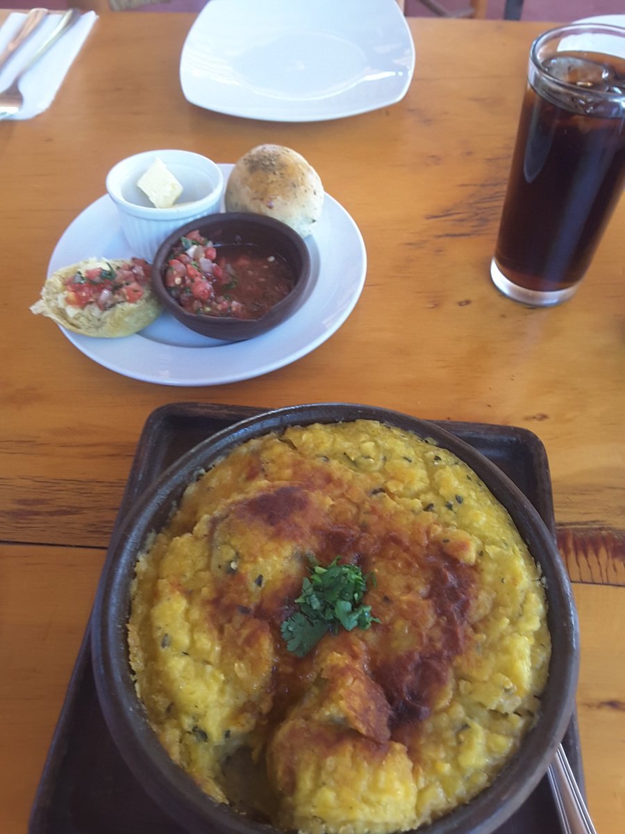 110RTM's tweet photo. For my food hereos @Rick_Stein @SchoolHouseInn ....Pastel choclo...base of pieces of beef and chicken with a mashed potatoes and sweet corn topping. Great for a winter comforting type of meal. It's 30° here in Chile......still good though. https://t.co/4STjnxEhYj