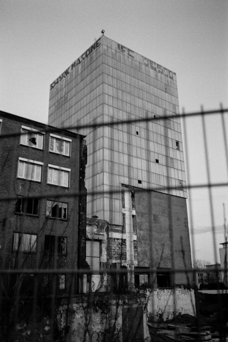 grmpyhpstrmk's tweet photo. Ex-Brewery 2

📷: Minox 35 GL
🎞: @ILFORDPhoto FP4+
⚗️: Adox Rodinal 1+50

#dortmund #kronenburg #perspective #abandonedplace #lookingupatbuildings #urbanromantix #blackandwhite #monochrome #ishootfilm #filmisnotdead #filmphotography #fp4+ #35mm #minox35gl https://t.co/PCIHia2LFx