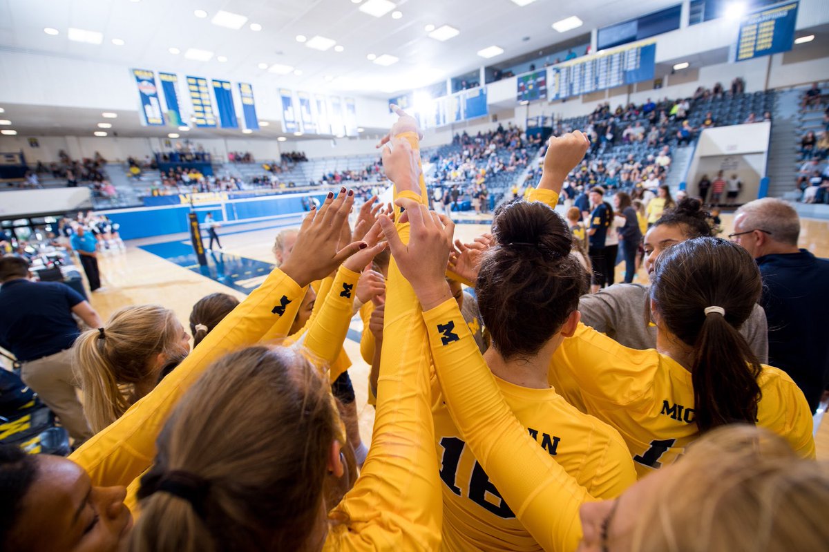 umichvball's tweet photo. The Team 🤟🏐💙 https://t.co/naVFwpInFG