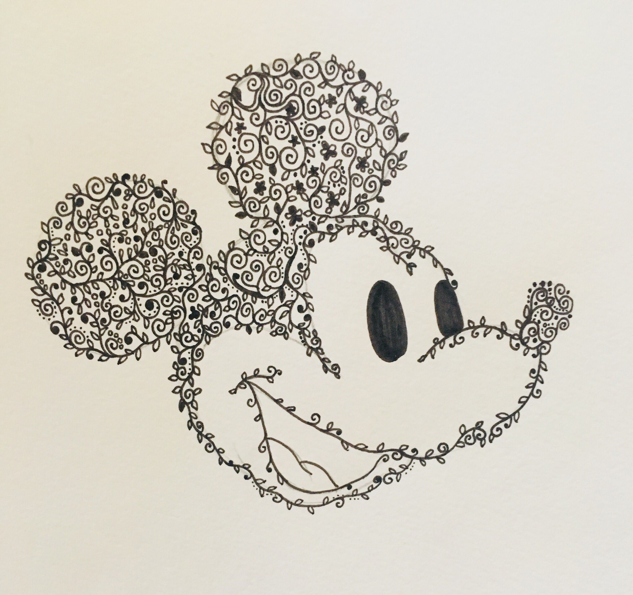 あすか در توییتر 今ディズニー来てるので ミッキーのゼンタングルを 描いてみた 隠れミッキー もあるので 是非探してみて下さい ゼンタングル ミッキーマウス ディズニーシー ディズニーランド 今日は顔だけ アナログ絵 絵描きさんと繋がりたい あすか در توییتر 今ディズニー来てるので ミッキーのゼンタングルを 描いてみた 隠れミッキー もあるので 是非探してみて下さい ゼンタングル ミッキーマウス ディズニーシー ディズニーランド 今日は顔だけ アナログ絵 絵描きさんと繋がりたい