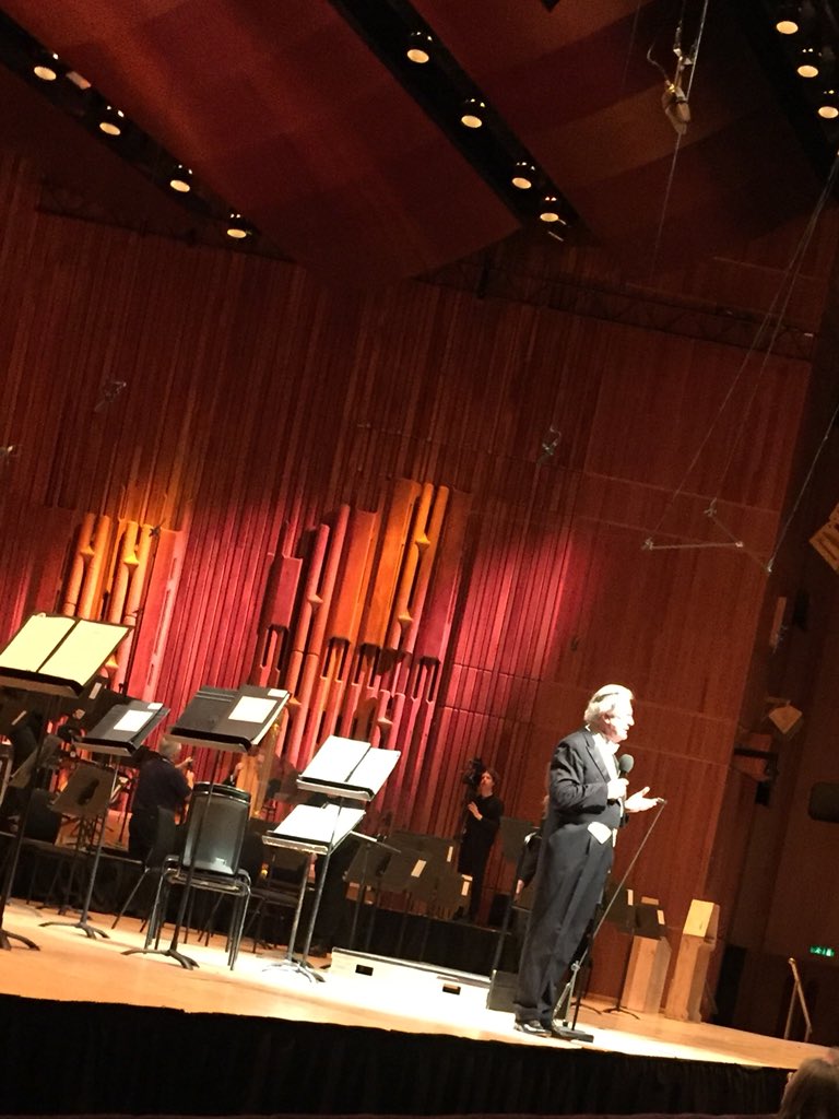 AMStordiau's tweet photo. During stage setting John Eliot Gardiner explains to the audience why @londonsymphony strings will play Schumann standing. #revelation #Schumannproject https://t.co/IY0wCjZ6WR