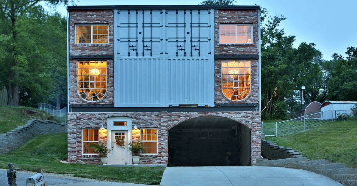 Curbed's tweet photo. This $135K shipping container house lets its owners live mortgage free. https://t.co/pvy4krH1HB https://t.co/5AxdK9LBCg