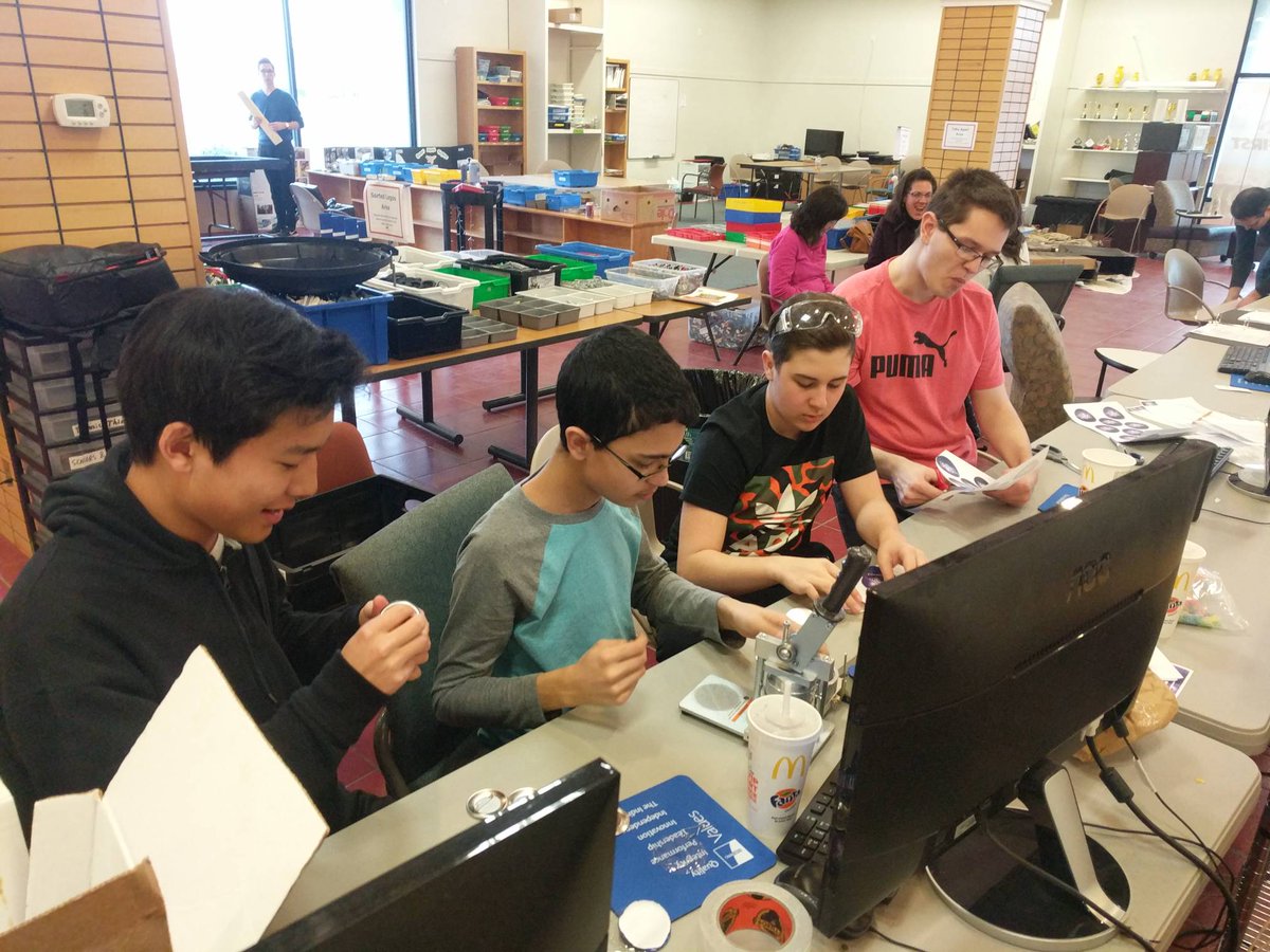 TARDIS5356's tweet photo. Making buttons for super regionals! #FTC #relicrecovery https://t.co/rsnN2eQyVV