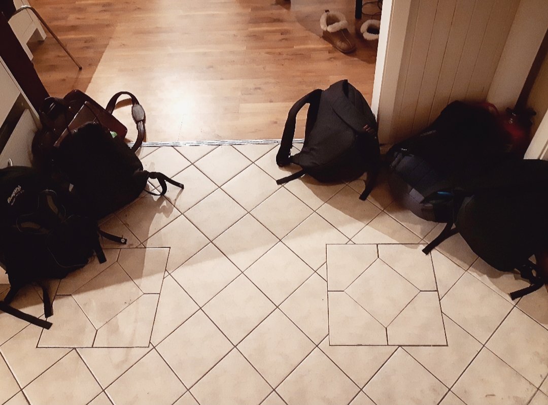Når du kommer ned trappen og oppdager at alle de svarte ryggsekkene har samlet seg til familieråd.