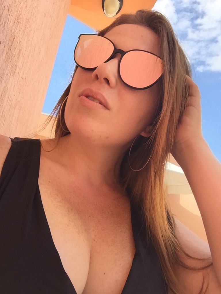 thaisturlao's tweet photo. E quando me pego pensando em desistir, lembro daquela frase que me incentiva a seguir em frente sempre: “levanta essa cabeça, senão a coroa cai” #blogayra 🍪👸🏼 #colorful #happiness #believe #live #life #love #color #beautiful #hypeness #hashtags #ruivas https://t.co/of8XVodx1k
