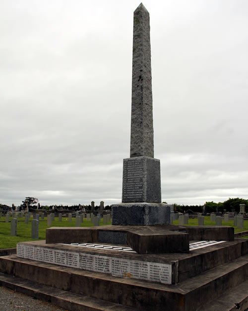 StephenClarkeNZ's tweet photo. Hundreds of memorials to 18K #WW1 war dead but just a handful of memorials to 9K victims of 1918 #Influenza. Carved cenotaph at Te Kōura marae (near Taumarunui) statue first woman doctor Dr Cruikshank (Waimate) Nurses Memorial Chapel (Christchurch) & obelisk (Featherston) #Flu100 https://t.co/jNzgLe30X6