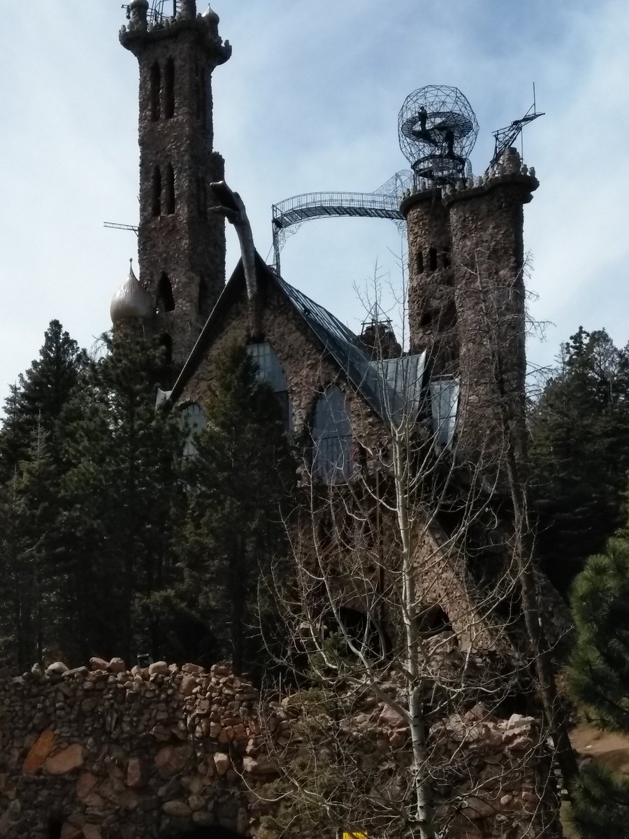 FWaffle5's tweet photo. Be a late stream today. Decided to take the morning and go to a castle in the mountains!! https://t.co/L7X2DOlM9h