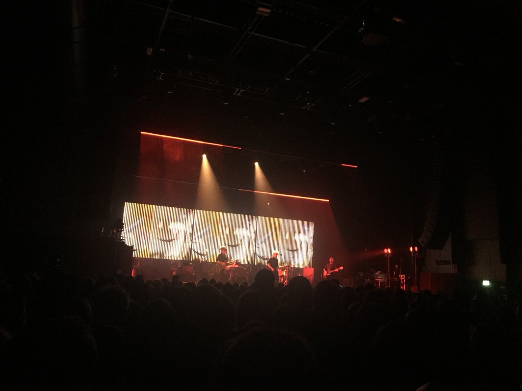 CatalysaurusRex's tweet photo. “We’re living our lives in paper cages” #franzferdinand #halle622 #sundaynightconcert https://t.co/GJDV6McYpS