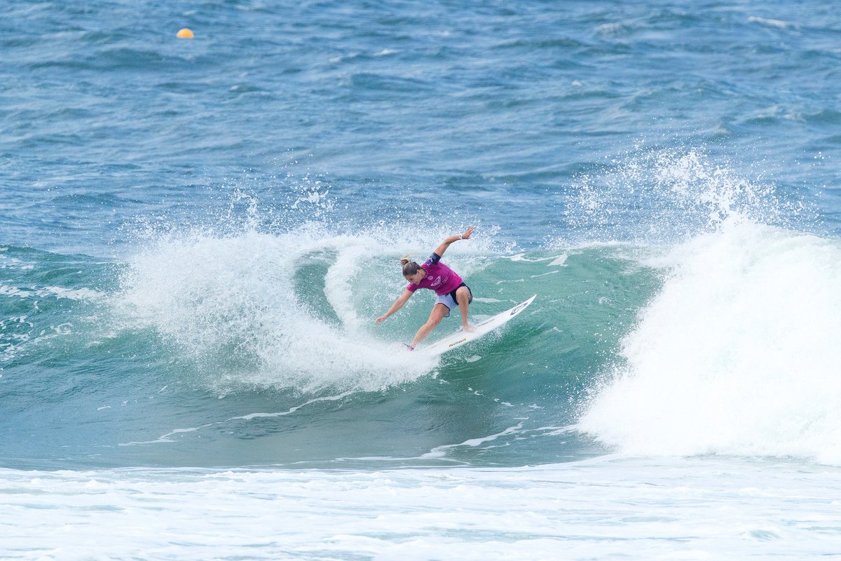 wsl's tweet image. .@Steph_gilmore takes on @biancabuitendag in #RoxyPro #GoldCoast Rd 2, Heat 3 👉 wsl.tv/goldcoast
