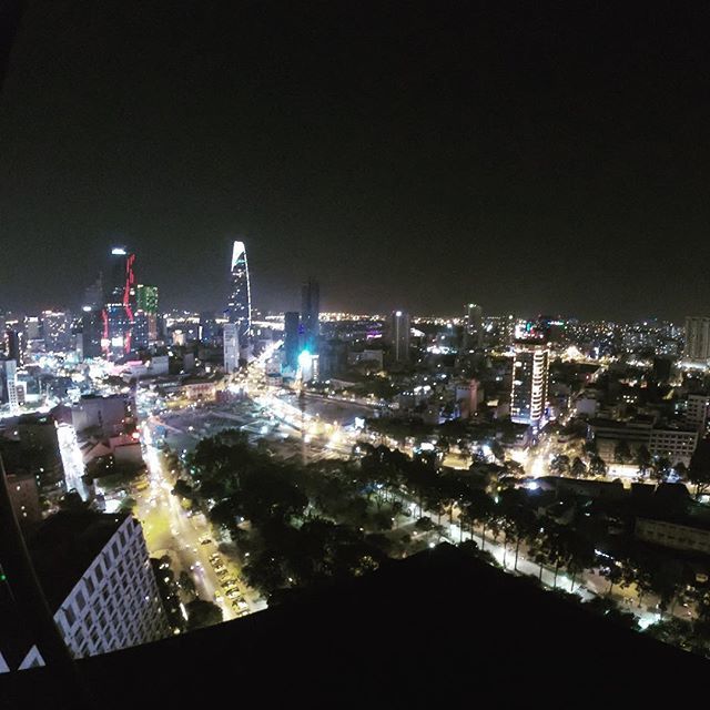 JoeStanco's tweet photo. #saigon #skyline #citylights #cityscape #skybar #vietnam https://t.co/rx9273DuY0 https://t.co/88COQMOiKF
