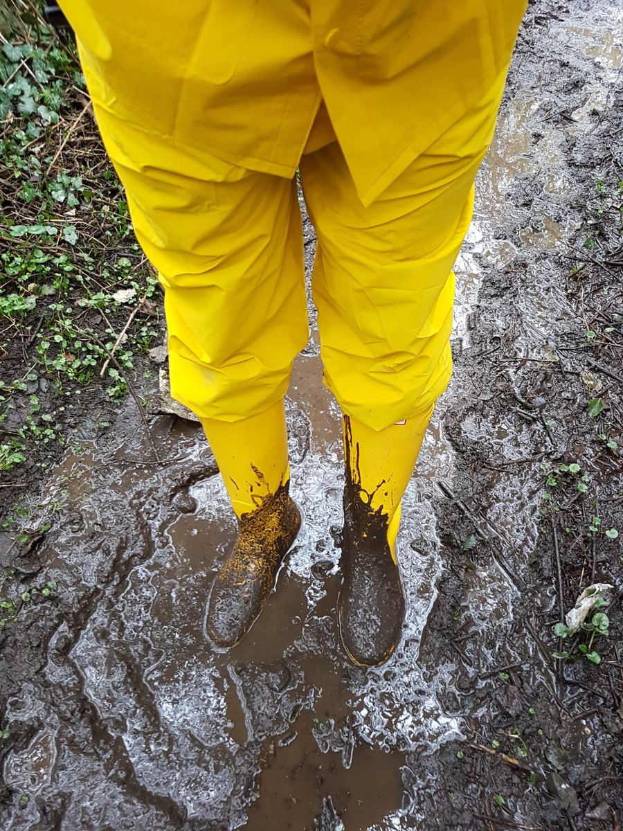 ILuvWellies's tweet photo. I decided to wear my yellow waterproof suit with my yellow Hunters - just to make the wellies feel at home and at ease in the outside world!! Lol 😂👍 https://t.co/oiFpHX9Q4x