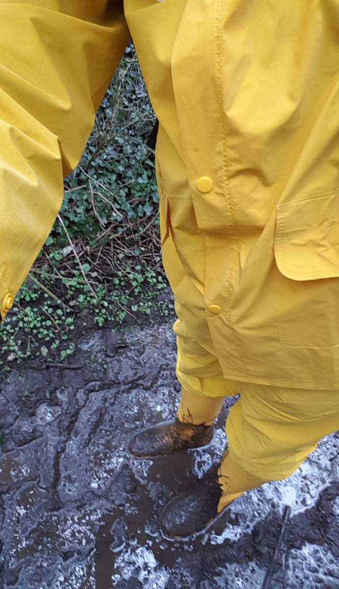ILuvWellies's tweet photo. I decided to wear my yellow waterproof suit with my yellow Hunters - just to make the wellies feel at home and at ease in the outside world!! Lol 😂👍 https://t.co/oiFpHX9Q4x