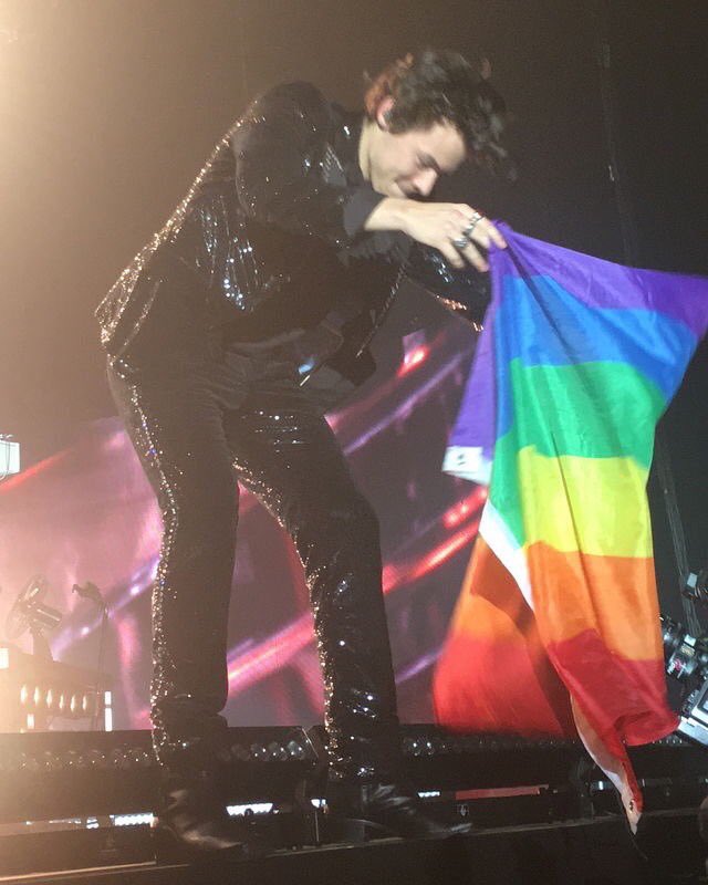 lowqualityhpics's tweet photo. my queer ass is so lucky 🌈❤️🏳️‍🌈 https://t.co/saCNtNLqlp