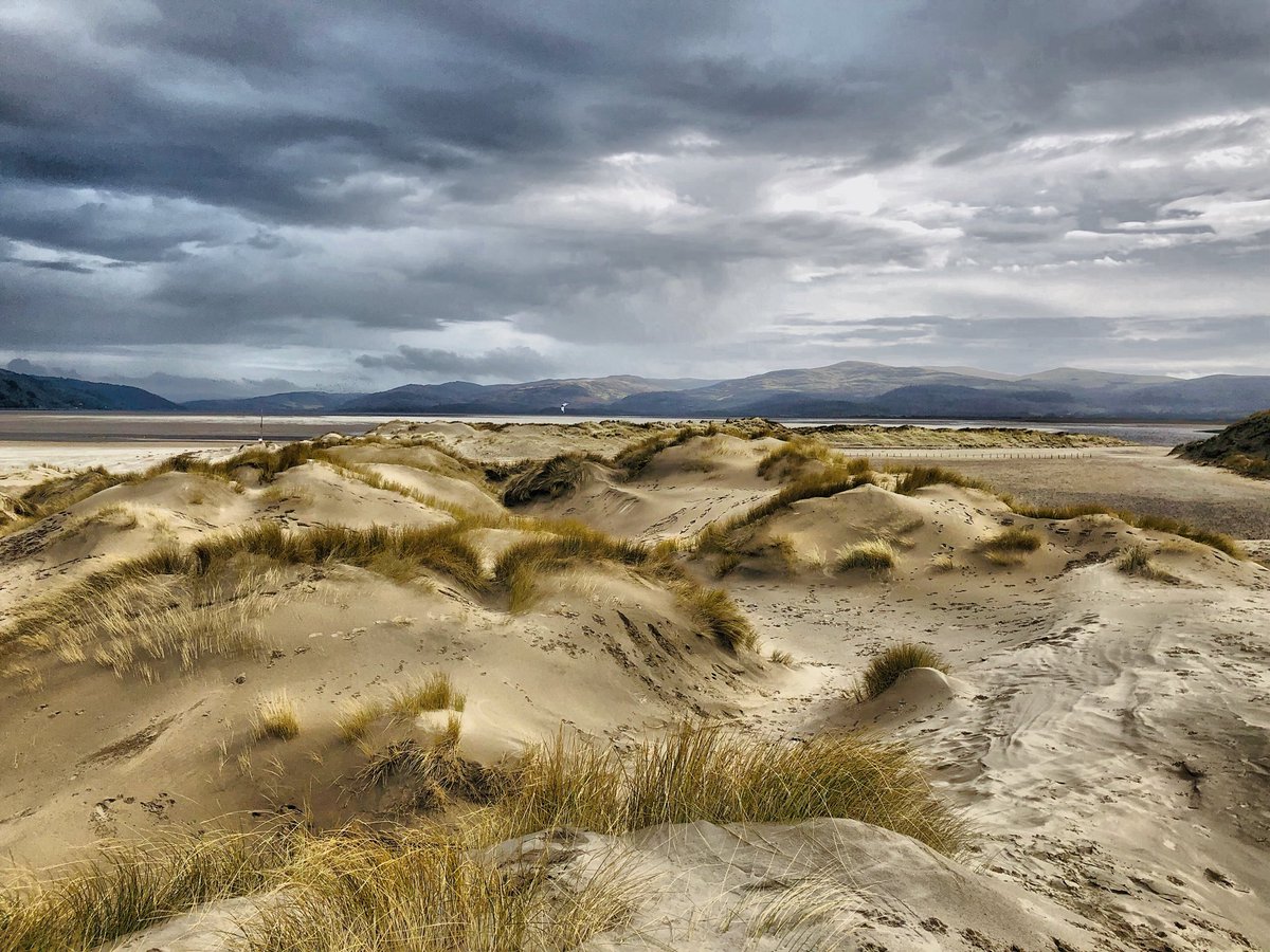HelenHone's tweet photo. The beach is so beautiful - wales coastline https://t.co/765reTqbRr