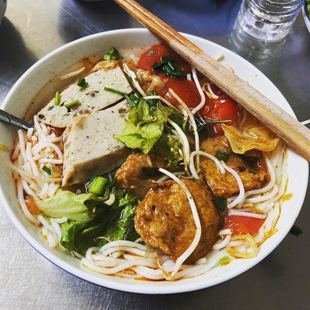 JoeStanco's tweet photo. Bún cha cá #vietnamesefood #noodles #soup #danang #Vietnam https://t.co/ZCQA5Hf4V3 https://t.co/OBDKQnEu5a