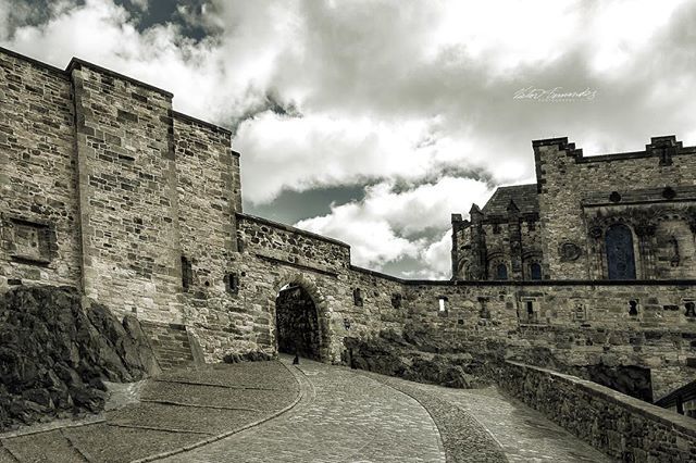#EdinburghCastle #Edinburgh #Amazing #City #Historical #fineart #liveauthentic #Ancient #Clouds #CloudPorn #Castlewall #centuriesold #theroyalmile #instagood #oldtownedinburgh #worldplaces #scotland #Explore  #Travel #instagram #Photography #nikonnofilte… ift.tt/2tBYTyr