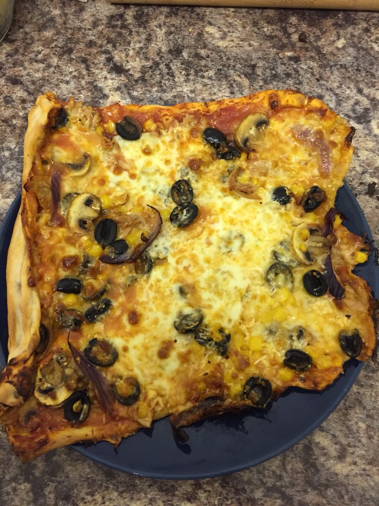 vilmaiida's tweet photo. @GordonRamsay what do you think of my homemade pizza? 🍕😜 https://t.co/3L38PKSpnM