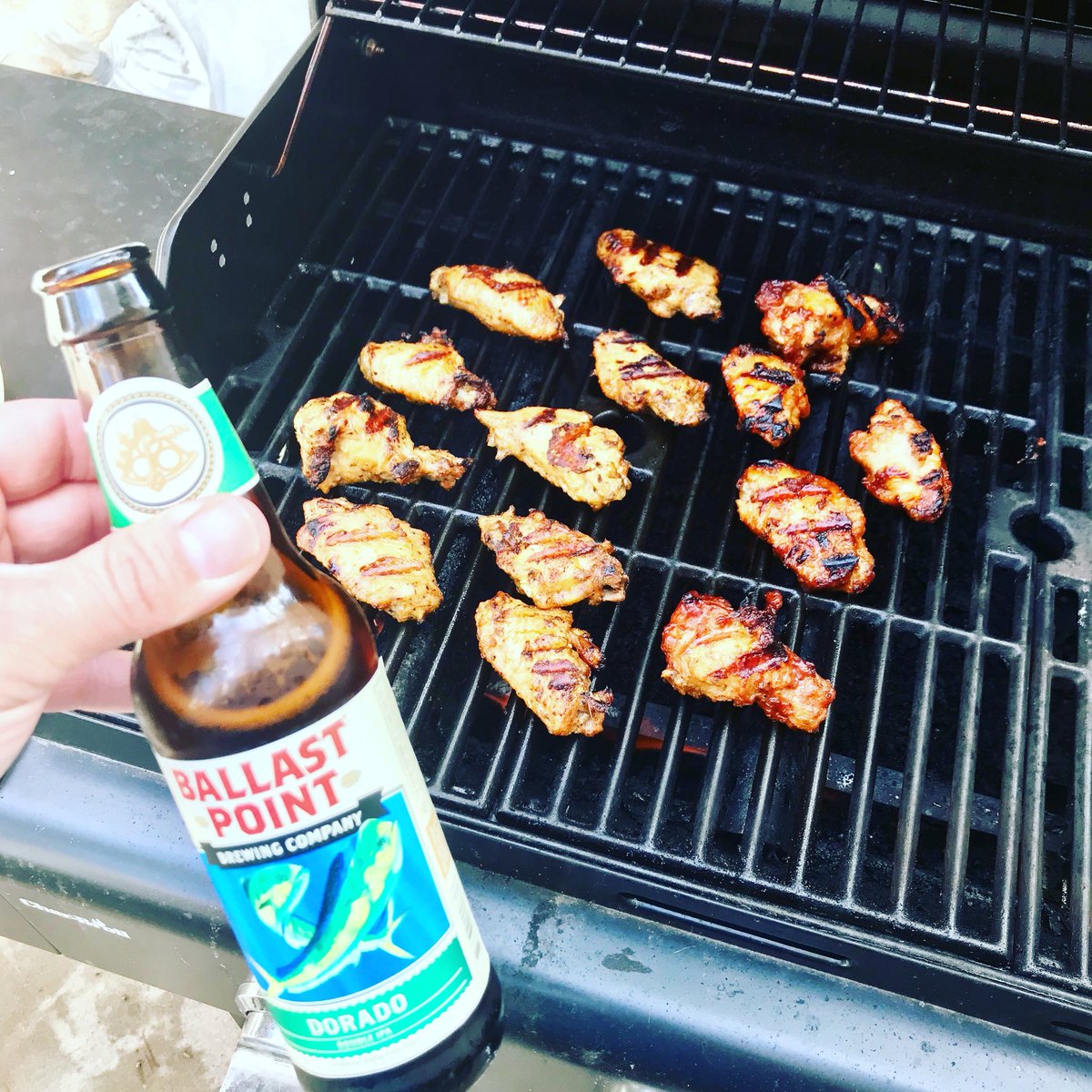 billykorhummel's tweet image. Tequila lime, and honey barbecue wings seared to perfection complemented by a double IPA10% valid point #hashtag #poundsign 😝