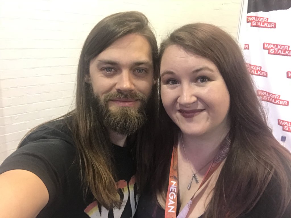 sazchick's tweet photo. Loved meeting @justanactor at @WalkrStalkrCon such a nice person 😊👍🏻 (ps is it just me or does it look like we could be brother &amp; sister 🤔🤷🏻‍♀️😁) #walkerstalkerlondon #walkerstalkerlondon2018 #twd #jesus #secretsiblings #twinning https://t.co/7LLiWSAtPs