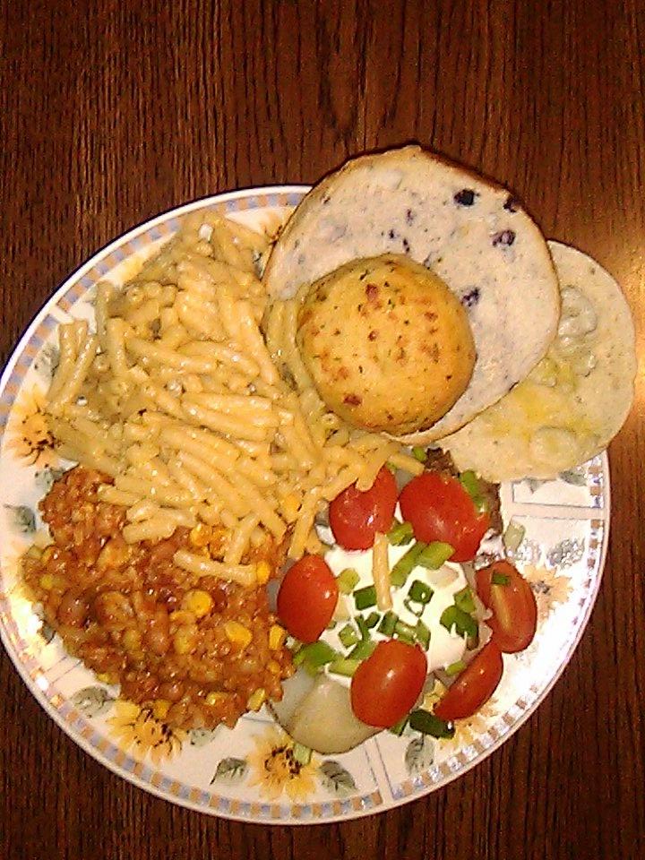Jsletterman's tweet photo. Day 64 #Fast2018: My 1 meal (allowed after 6 pm) is potatoes, veggie chili rice, mac n' cheese, bread and yogurt & granola with fruit. ✔️ #TYJ :) https://t.co/Z46503AYs4