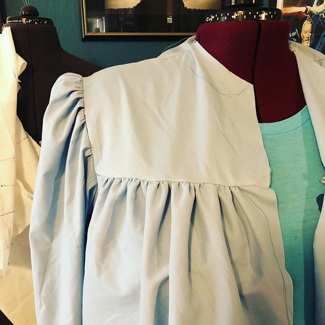 MHerringDesigns's tweet image. Han Solo quote of the day: “sometimes I amaze even myself.” Look at those puffy sleeves!!! I’m so happy with how this costume is working out!!! 😃
.
#wip #workinprogress #puffysleeves #patterndesign #missy #doctorwho #cosplay #costume ift.tt/2HoiXXc