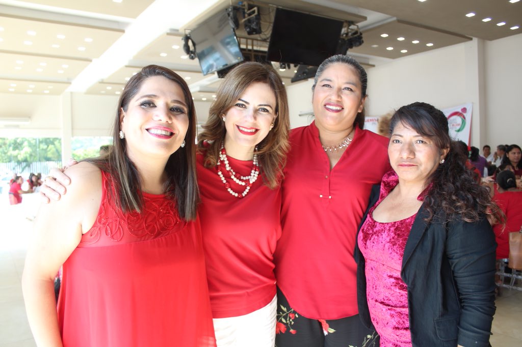 HildaFloresE's tweet photo. Me encanto estar en #Tabasco dando testimonio del gran esfuerzo que hacen las priistas tabasqueñas por fortalecer sus estructuras. Me entusiasma escucharlas, estrechar su mano, y contagiarme del gran ánimo que las distingue. #MujeresPRI https://t.co/4Voj9eswqh